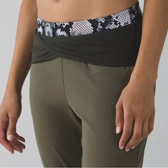 Lululemon Sunset Salutation Crop – Size 6, Black, 22” Inseam - Picture 6 of 11